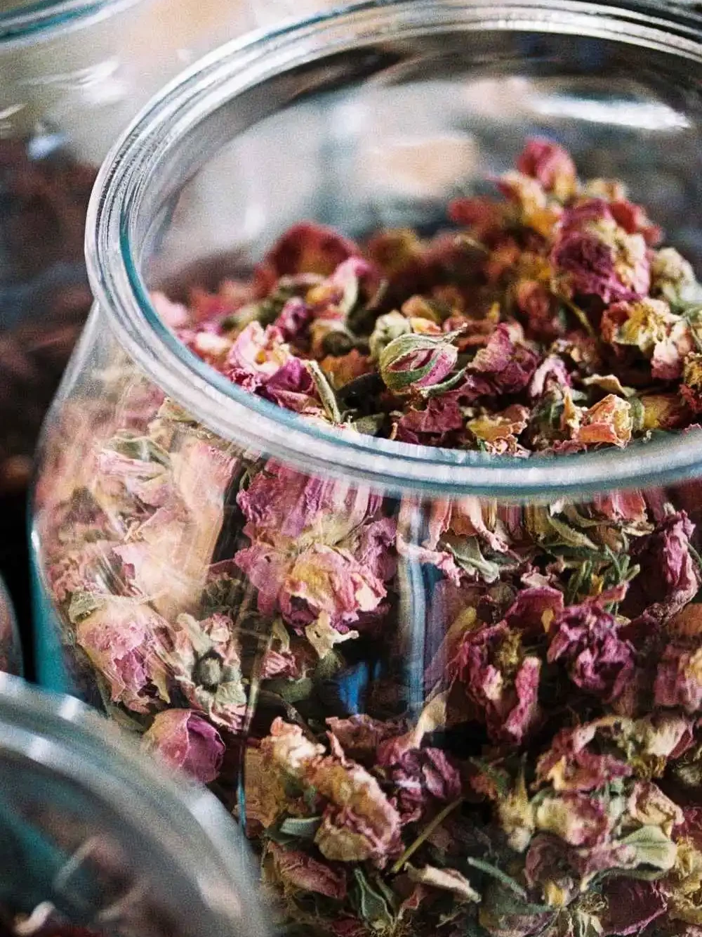Getrocknete Kr&auml;uter und Bl&uuml;ten als Botanicals f&uuml;r einen Gin Workshop im Glasgef&auml;&szlig;